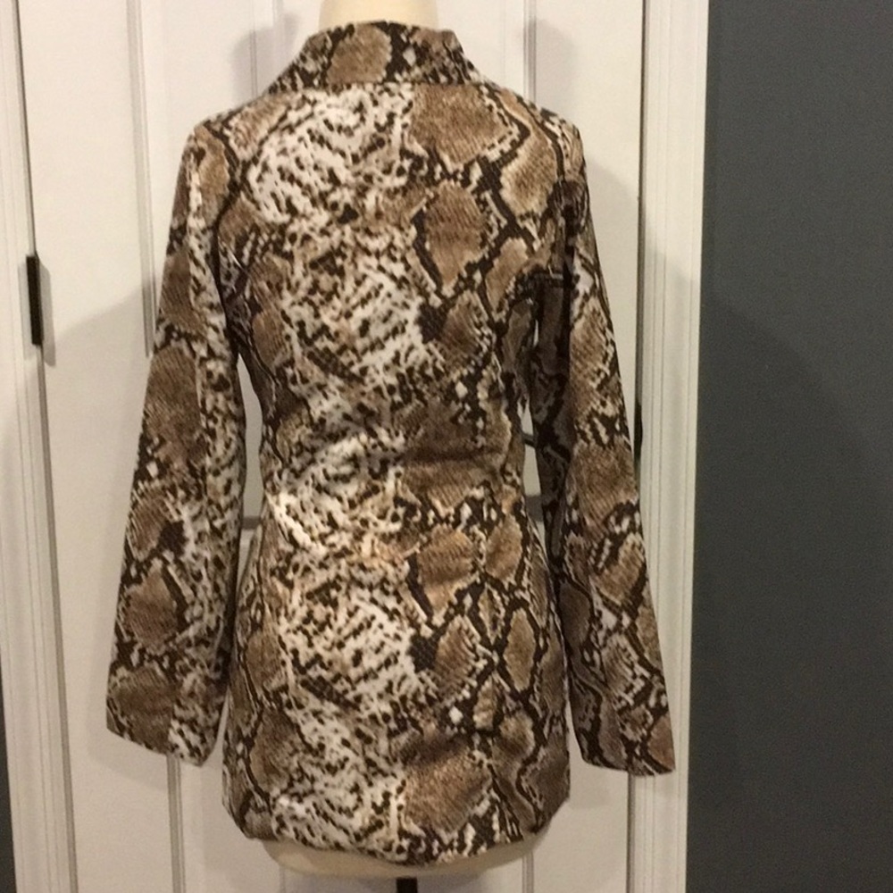 Chic Snakeskin Print Blazer - Picture 2 of 8